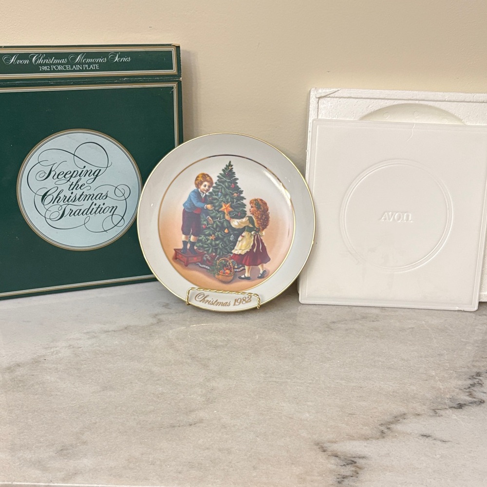 Avon Christmas 1982 Plate with Green and Gold Accents